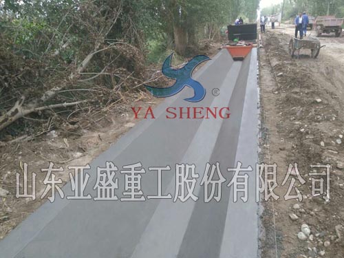 甘肅嘉峪關(guān)客戶使用現(xiàn)澆式襯砌機(jī)生產(chǎn)構(gòu)件